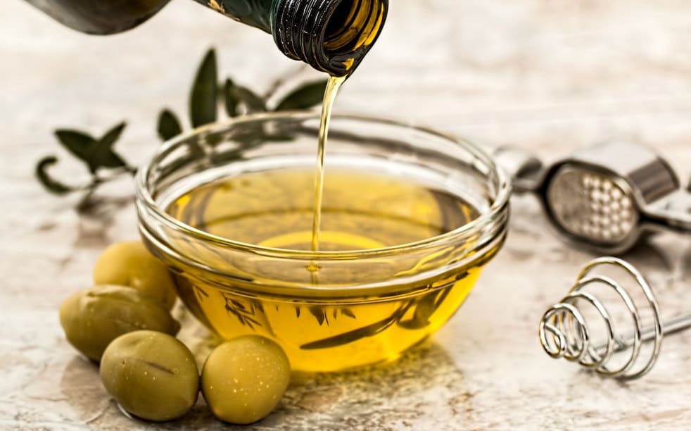 Estas son solo algunas de las maneras en que el aceite de oliva puede ser integrado eficazmente en tu rutina de belleza, aprovechando sus poderosos beneficios para mantener tu piel y cabello saludables y radiantes.

Foto: Producción El Universal Puebla