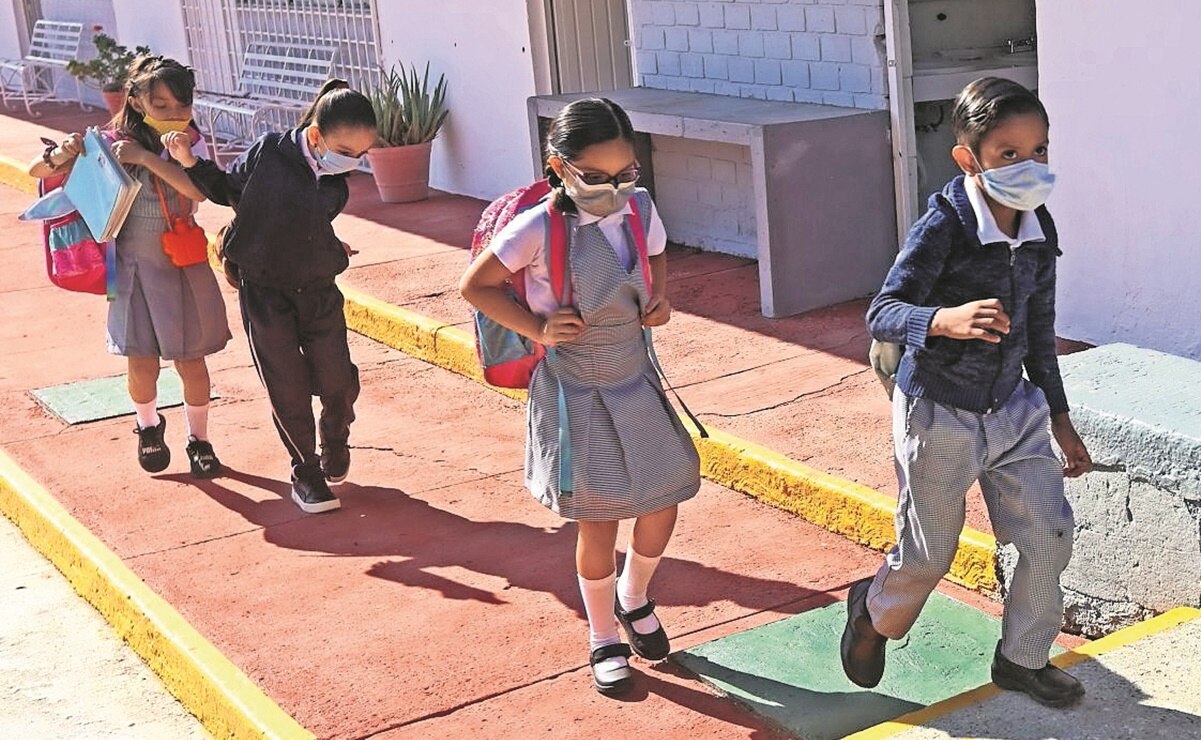Diez estados paran clases presenciales por alza de casos de Covid-19