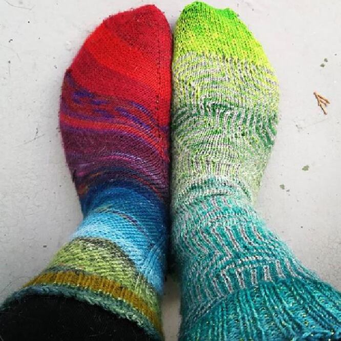 Hoy toca ponerse calcetines disparejos