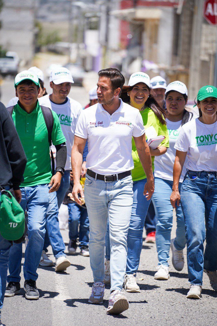 Tony Gali López visitó a los pobladores de Barranca Honda.| Especial