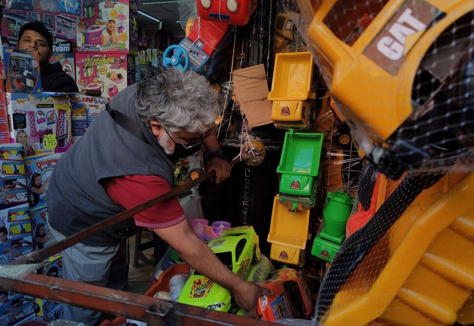 Los Reyes Magos hacen sus compras para el 6 de enero. Foto: Cuartoscuro