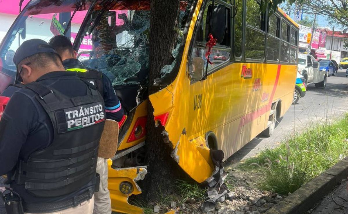Ruta 10 se estampa contra árbol en Plaza Dorada; reportan 10 heridos