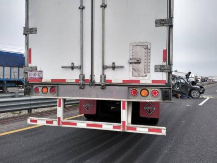 Mueren dos personas y una resulta grave por impacto con tráiler en la Puebla-Orizaba