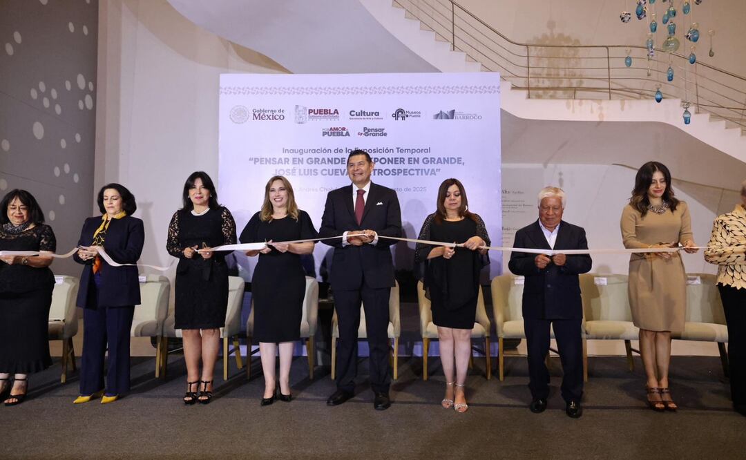 El mandatario estatal; su esposa, la presidenta del Patronato del SEDIF, Ceci Arellano; la viuda del artista, Beatriz del Carmen Bazán; la directora de Museos Puebla, María José Farfán, y el curador, Gustavo Ramírez, inauguraron la exposición | Foto: Gobierno del Estado.