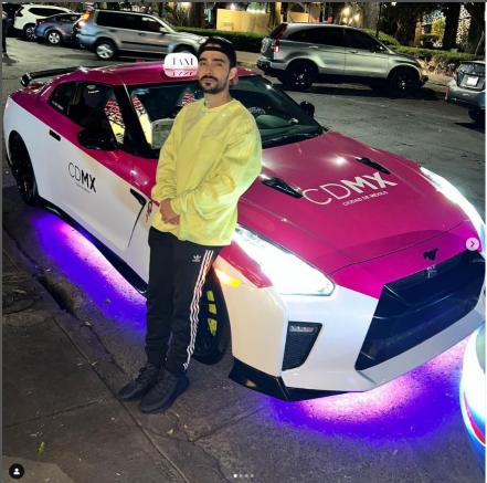 Luisito Comunica y Juan Bertheau convierten en taxi de la CDMX auto de 2.7 mdp