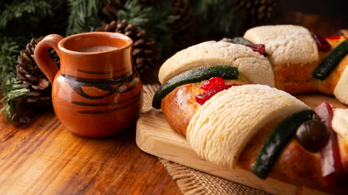 La Rosca de Reyes es una oportunidad para reunir a la familia y amigos alrededor de la mesa, compartir un momento de convivencia y, como parte del ritual, encontrar la figurita del niño Dios escondida en su interior. 

Foto: Producción El Universal Puebla