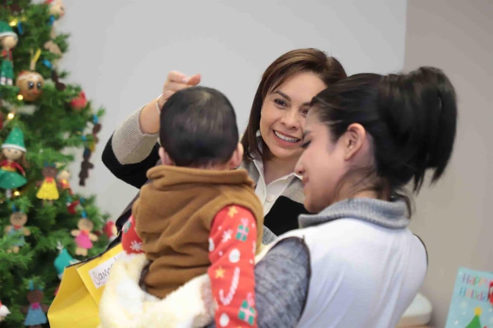 Gaby Bonilla también entregó regalos a los niños de las casas de asistencia | Fotos SEDIF