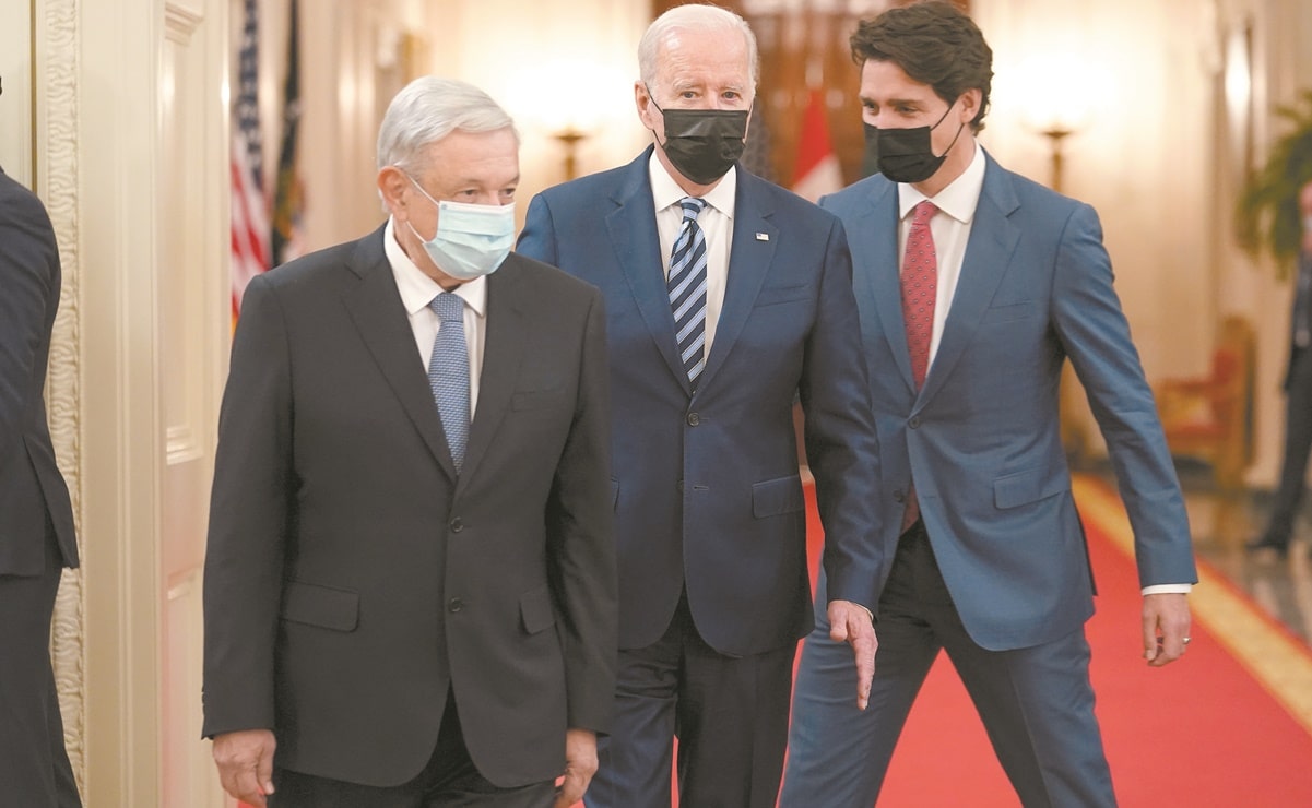 Andrés Manuel López Obrador, mandatario de México; Joe Biden, presidente de Estados Unidos, y Justin Trudeau, primer ministro de Canadá, en la reunión que sostuvieron ayer en Washington. Foto: Susan Walsh. AP