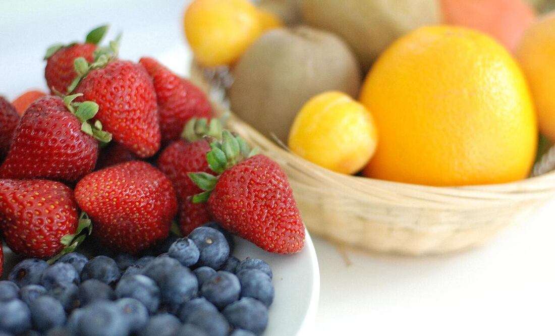 Para ayudar a reducir los niveles de ácido úrico en el cuerpo, se recomienda consumir frutas que sean bajas en purinas y que también puedan tener propiedades que ayuden a eliminar el exceso de ácido úrico.
Foto: Producción El Universal Puebla