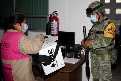 TRASLADAN PAQUETERÍA ELECTORAL