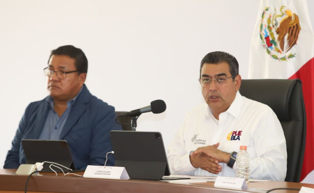 El gobernador Sergio Salomón Céspedes y el secretario de Gobernación, Julio Huerta, hablaron del abuso policíaco en Izúcar. | Foto: Agencia Es Imagen para El Universal Puebla