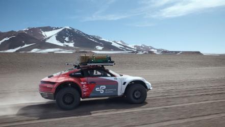 Porsche 911 deja las pistas y es llevado al extremo hasta la cima de un volcán