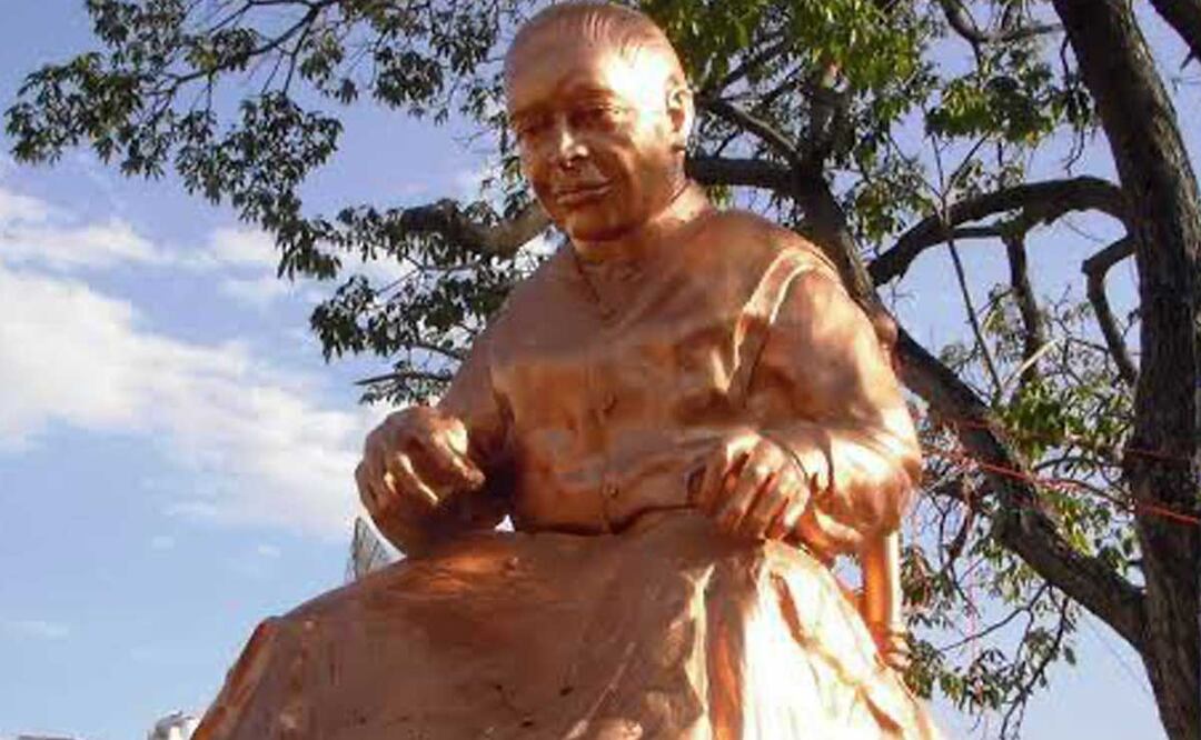 Esta escultura de José Magdaleno Ocampo se colocó en el zócalo de Iguala, en Guerrero | Foto: Twitter Museo Presidentes