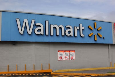 ¡Sobrevive de milagro! Mujer es herida en la cabeza por bala perdida afuera de Walmart