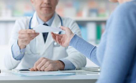 ¿Cuáles son las penas por expedir recetas médicas sin tener licencia en Puebla?