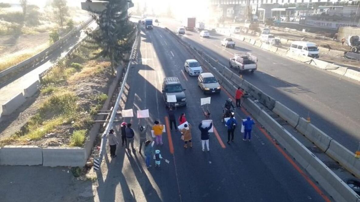 Desde las 03:00 horas se mantienen bloqueos en la carretera México-Puebla, quedando la vía cerrada en Puebla Villa Frontera en ambos sentidos.

Foto: Producción El Universal