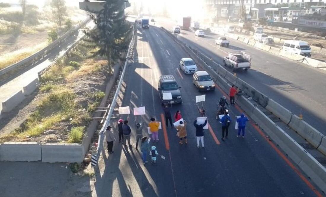 Desde las 03:00 horas se mantienen bloqueos en la carretera México-Puebla, quedando la vía cerrada en Puebla Villa Frontera en ambos sentidos.
Foto: Producción El Universal