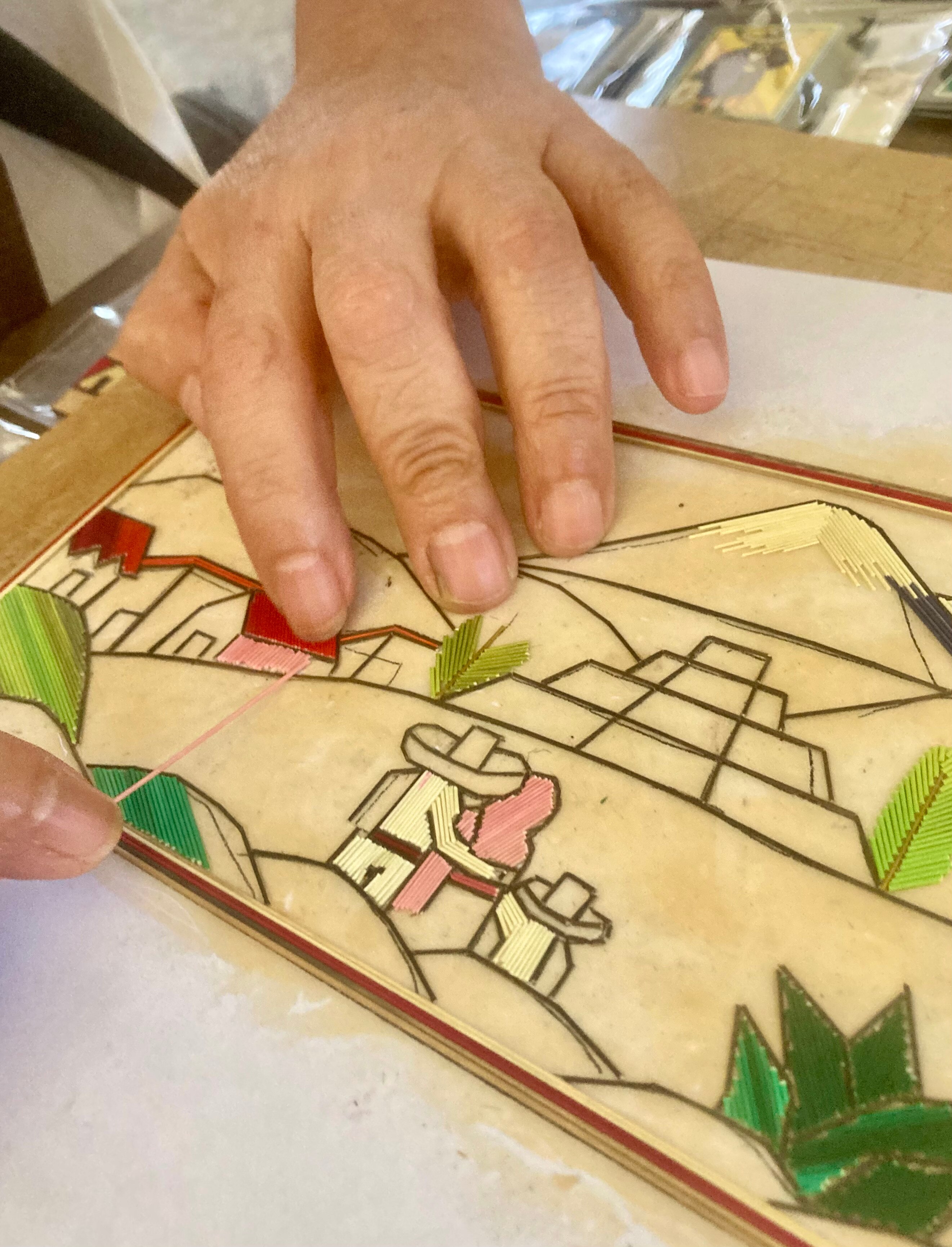 Con el popotillo, Andrea Juárez realiza varias obras de arte. | El Universal Puebla