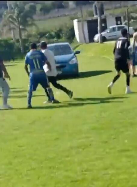 Un conductor intentó atropellar a jugadores de futbol en una pelea | Redes Sociales