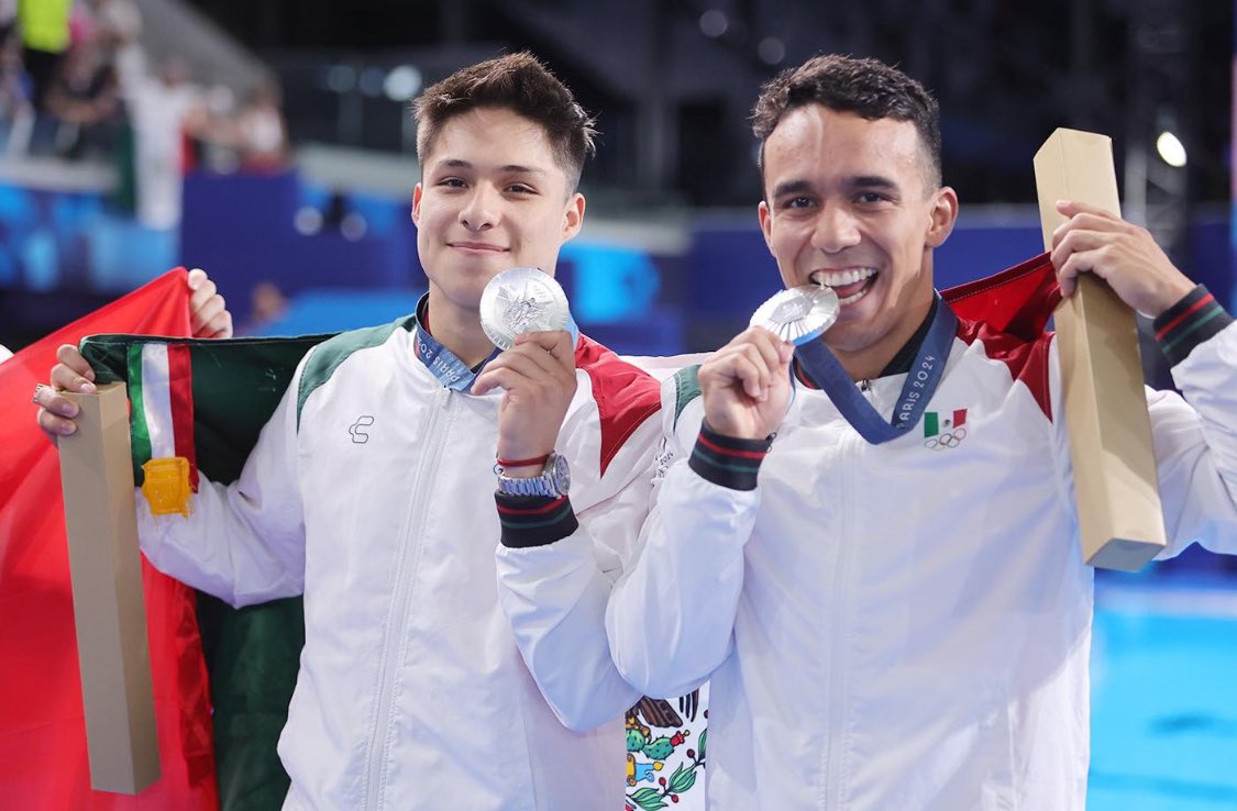 En un final muy emocionante, la delegación mexicana logró su tercera medalla en los Juegos Olímpicos de París 2024, siendo la primera de plata gracias a la actuación de Osmar Olvera y Juan Celaya.

Foto: Producción El Universal Puebla