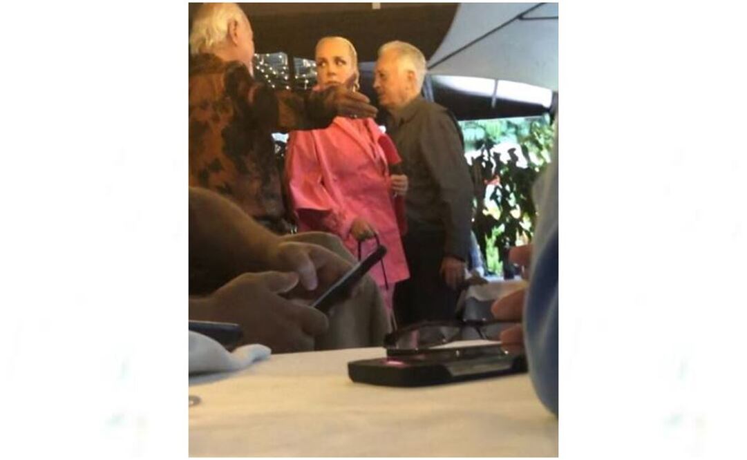 Captan momento en que Bartlett y su pareja son abucheados en restaurante de Polanco. Foto:  @ferbelaunzaran