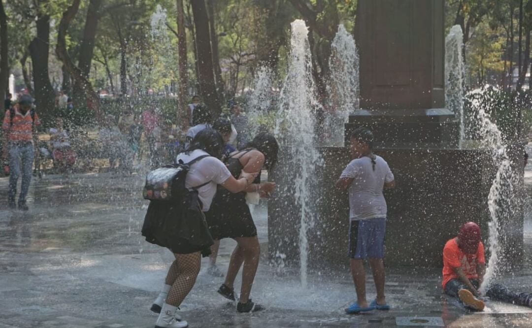 La población gusta de mojarse con agua el Sábado de Gloria, tradición que tienen su origen en la Edad Media. | Foto: Agencia Es Imagen para El Universal
