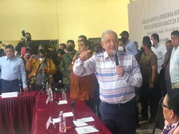 En medio de gritos y reclamos reciben a AMLO en Huauchinango
