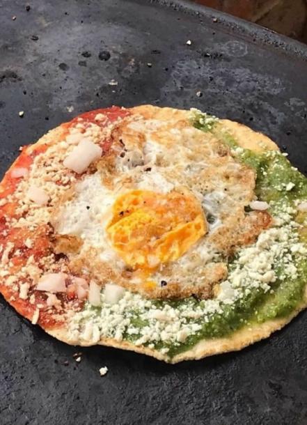 La gordita del socavón se suma a la serie de memes