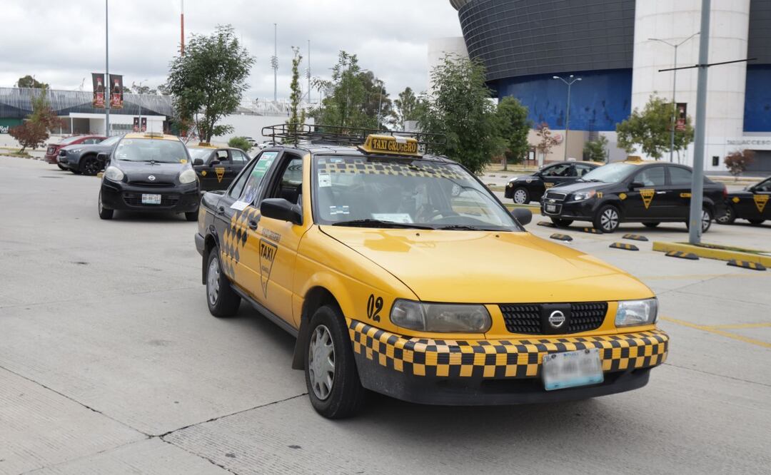 En el Reglamento de la Ley de Transporte del Estado de Puebla se determina la cromática de los taxis | FOTO: Agencia Es Imagen para El Universal Puebla