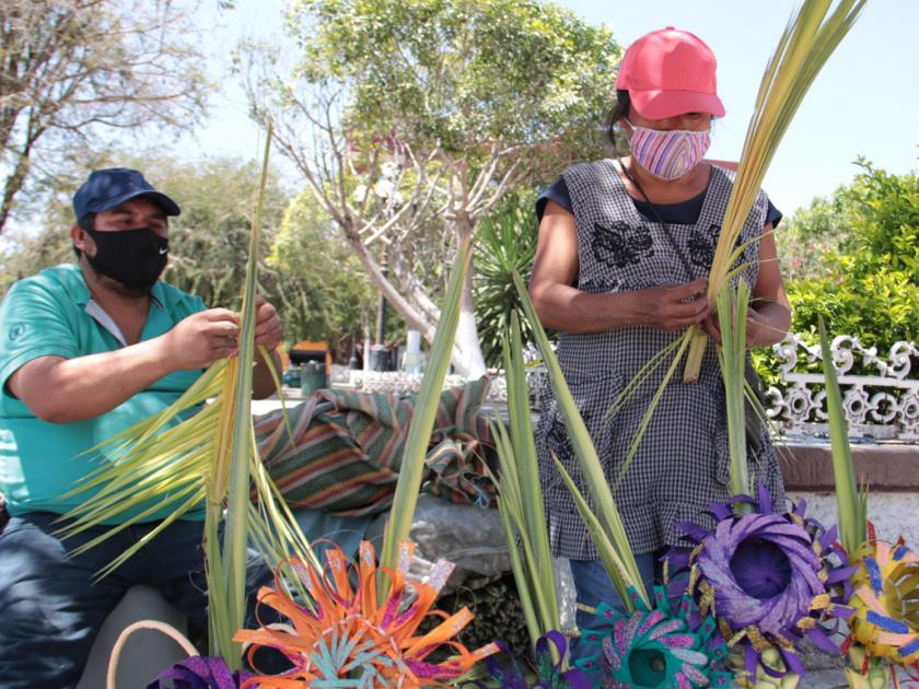 Artesanos de Acatl&aacute;n venden palmas para el Domingo de Ramos en el estado de Puebla