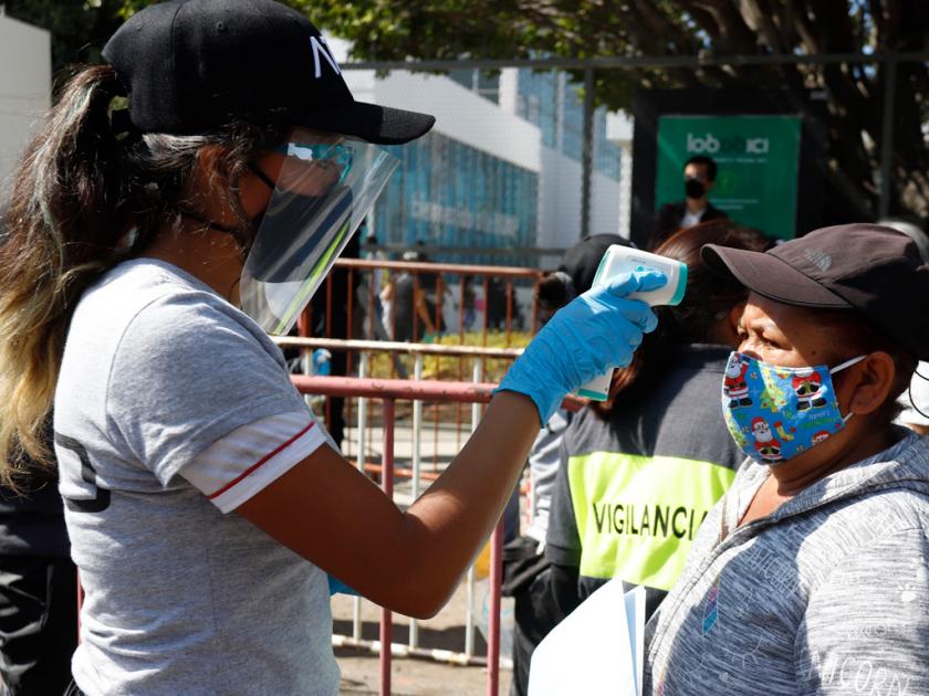 Poblanos pasan por filtros de seguridad para evitar contagios por Covid-19. El Universal Puebla