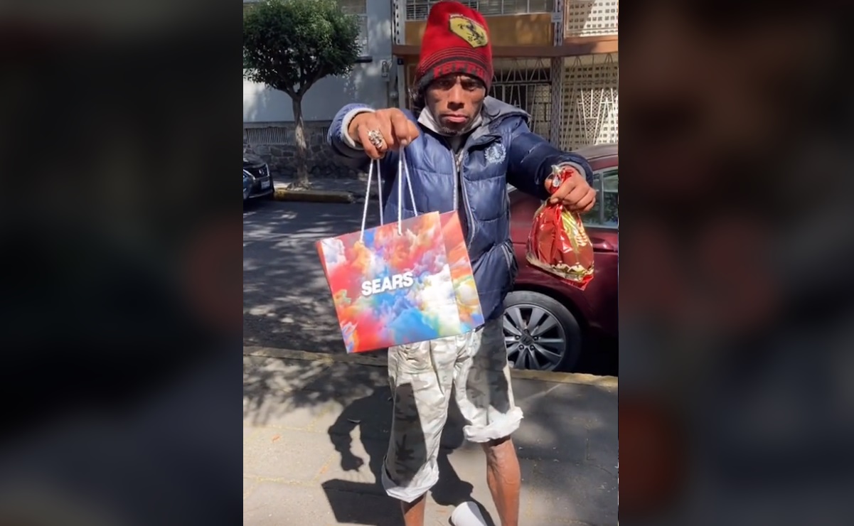 Video. Tiktoker llora tras noble gesto de Navidad de un hombre en situación de calle