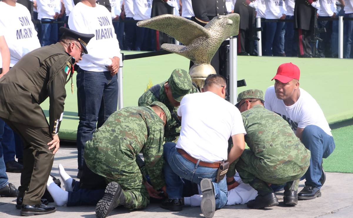 Calor vence a militares y jóvenes del servicio militar en ceremonia por la Batalla de Puebla