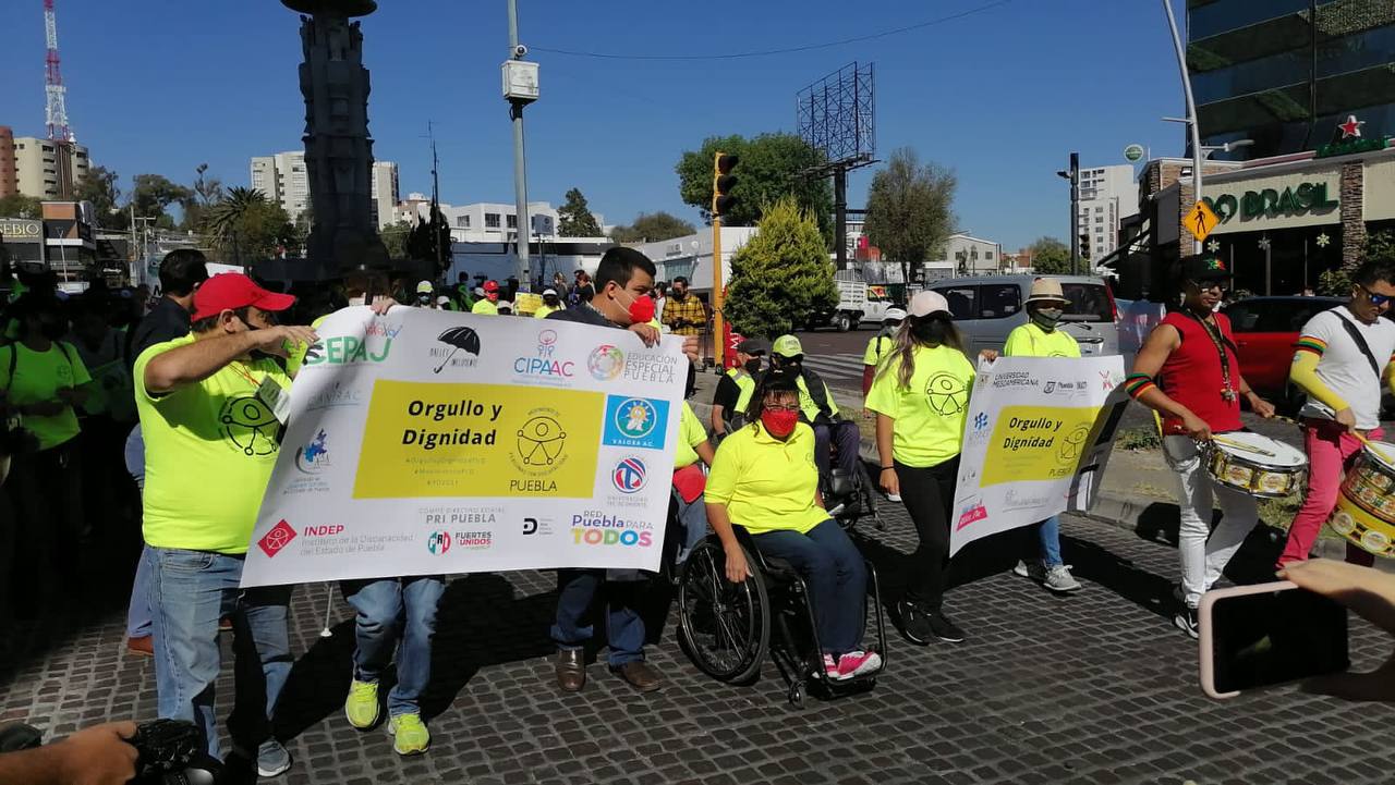Con marcha piden visibilizar a personas con discapacidad en Puebla