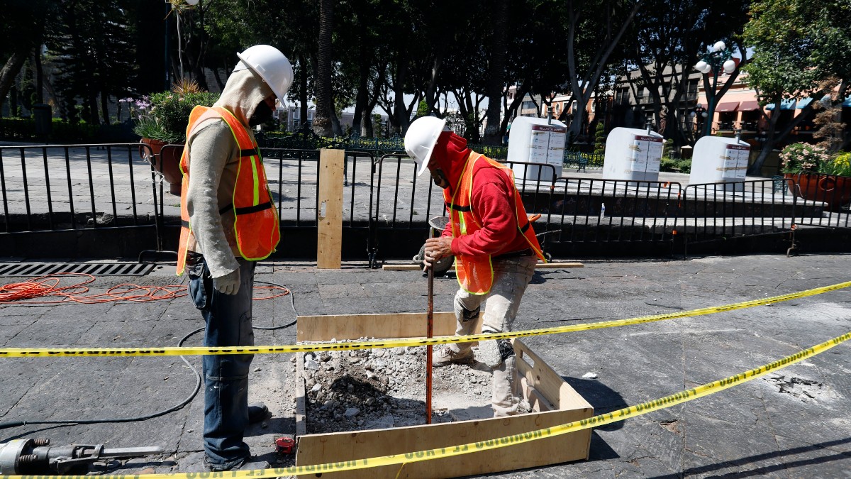 Trabajadores en el z&oacute;calo de Puebla