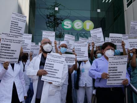 M&eacute;dicos se manifiestan en Puebla para exigir vacunaci&oacute;n contra Covid-19